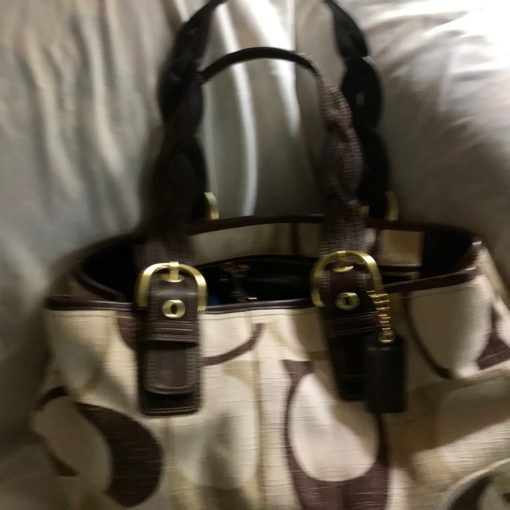 Beautiful like new large shoulder bag w/feet tabs